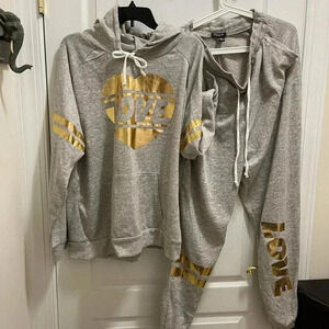 Rouge two pieces set of soft pants and tops with hoodies. Packets on the front